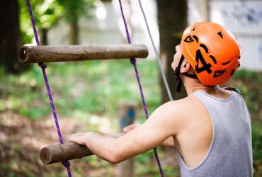 hombre-casco-naranja-sube-escalera-cuerda_1304-5041